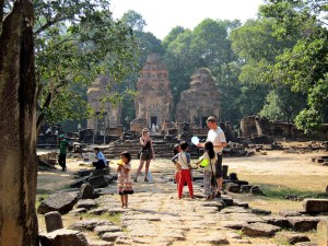 Tourist handing out balloons